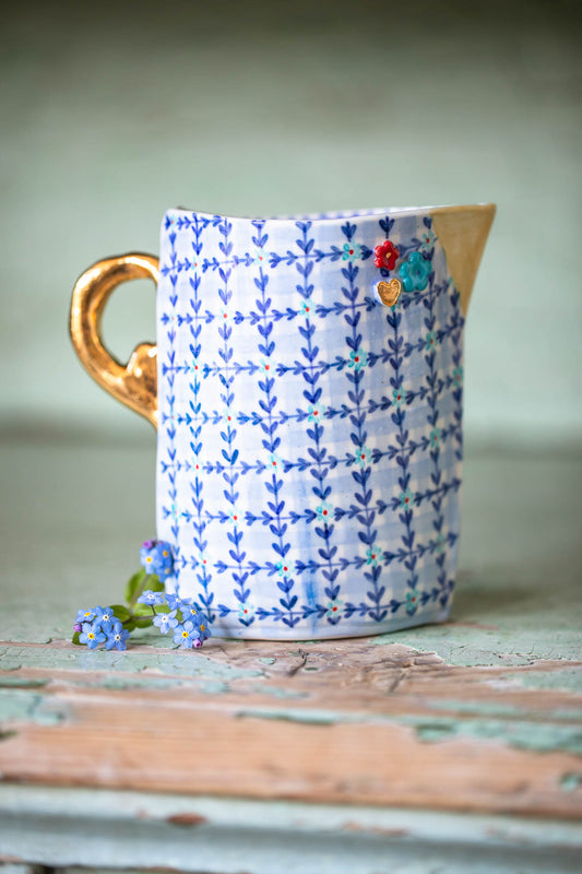 Medium porcelain jugs