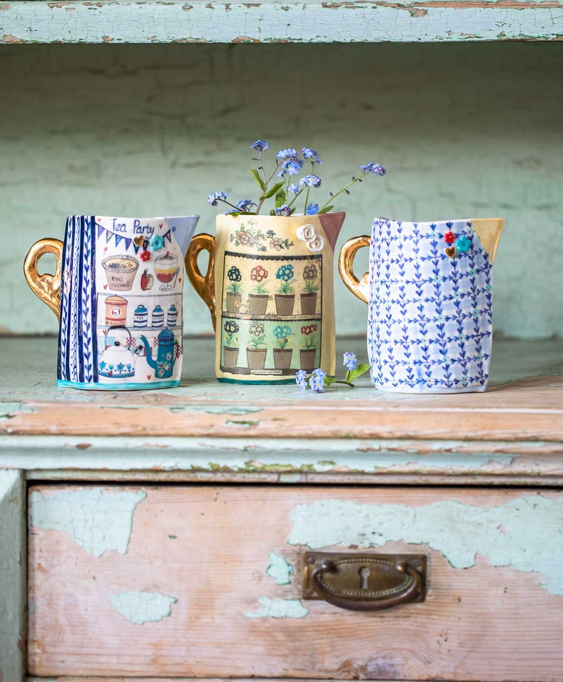 Medium porcelain jugs